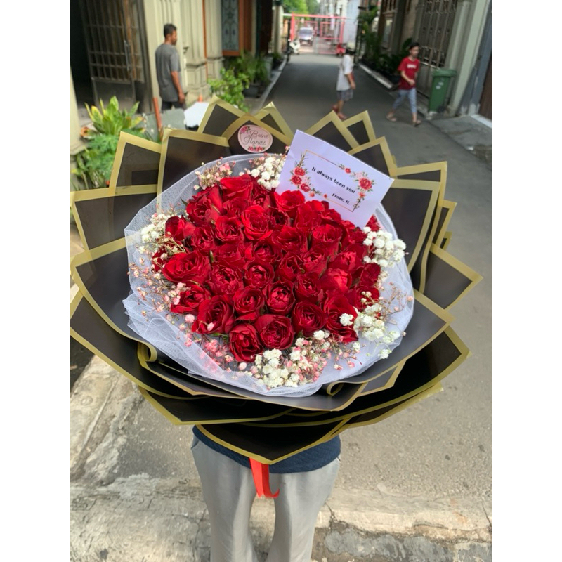 Jual BEINS - BUKET BUNGA MAWAR MERAH 30STEM DAN BABY BREATH/ BUCKET ...