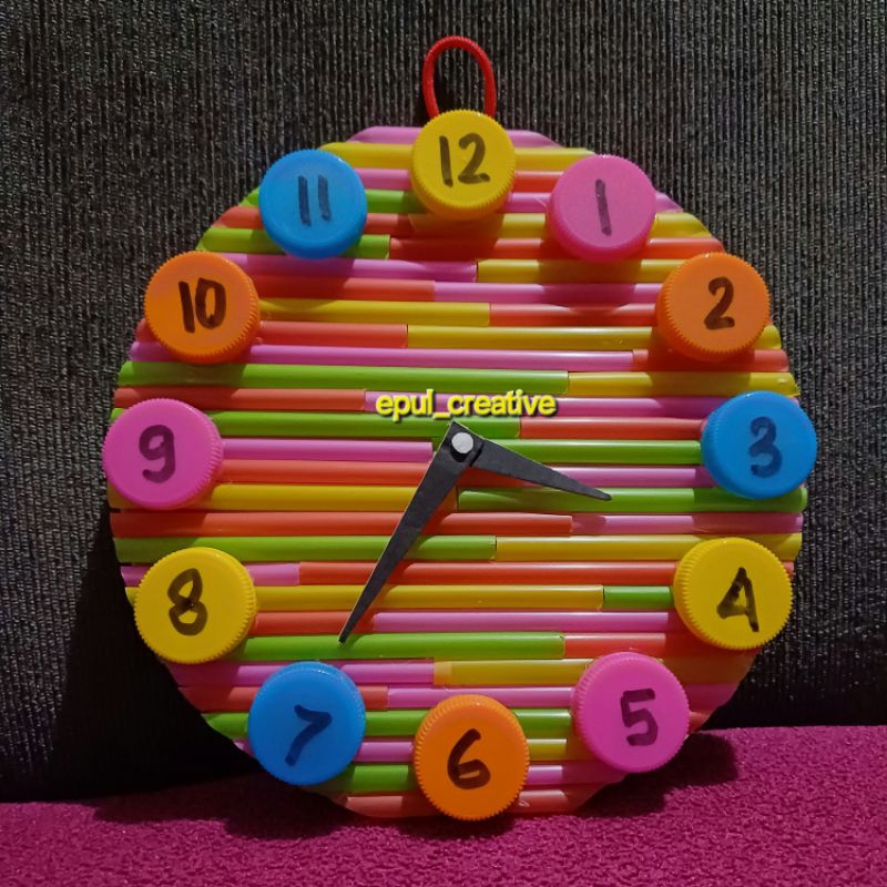 prakarya jam dinding dari kasrdus,sedotan dan tutup botol warna warni