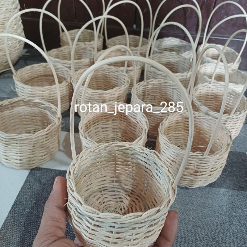 Jual Keranjang souvenir rotan diameter 10cm tinggi 6cm tangkai | Shopee ...