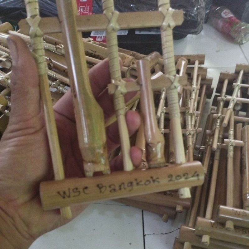 Jual angklung mainan tradisional anak nada asli souvenir MINI satuan ...