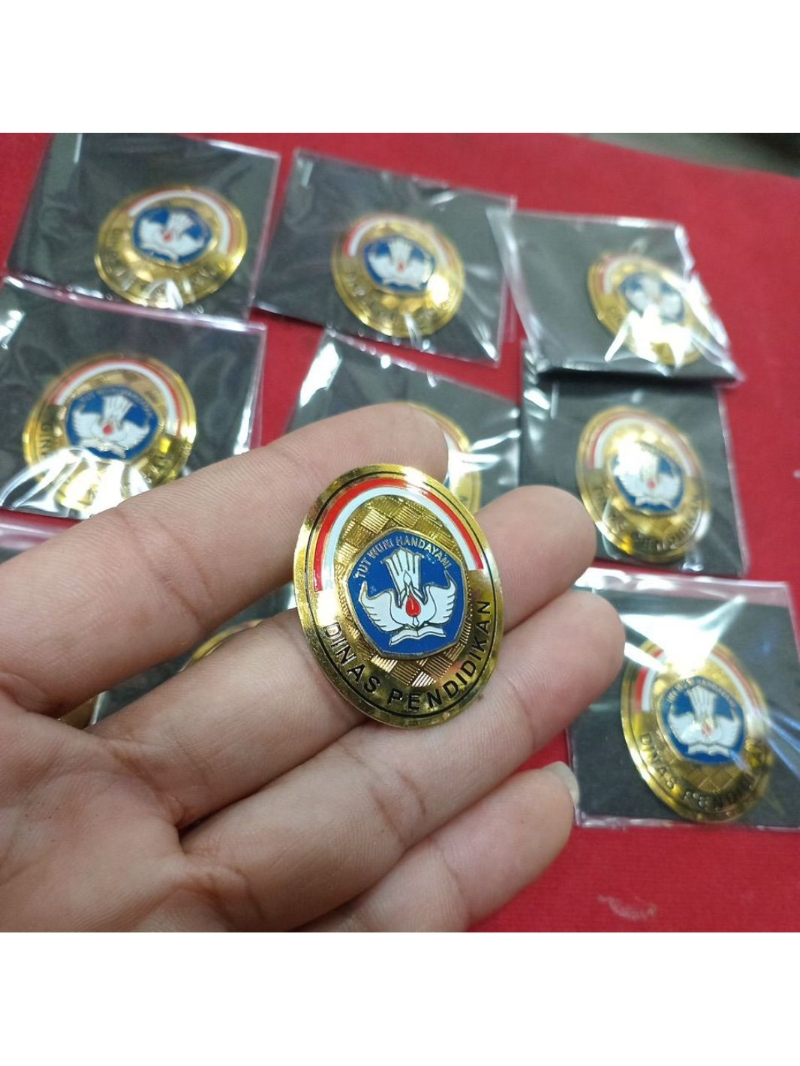 Jual pin TUT WURI HANDAYANI.dinas pendidikan | Shopee Indonesia