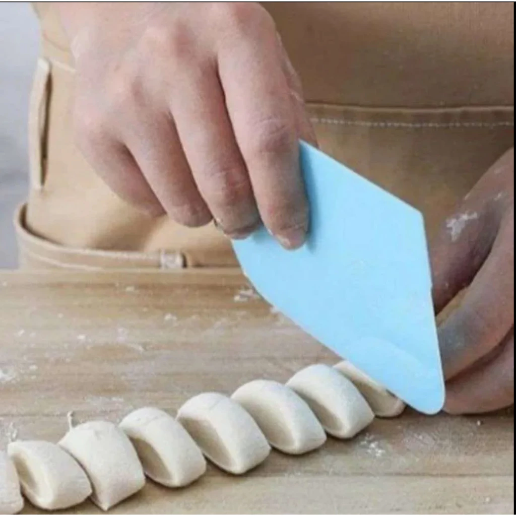 [UNIK88] Scraper / Pemotong Adonan Kue / Plastic Cutter / Pisau | AutoStock