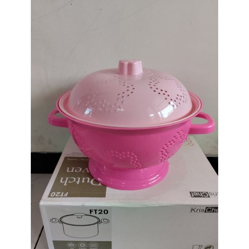 Bahan-bahan nasi kuning dalam wadah plastik berwarna biru