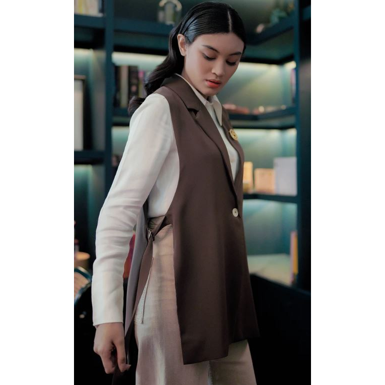 Jual Benang Jarum Raine Waistcoat outer dengan looks mewah | Shopee ...
