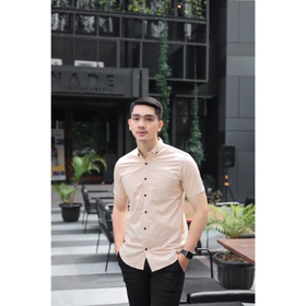Kemeja Casual Pria Lengan Pendek Slimfit Premium Warna Cream