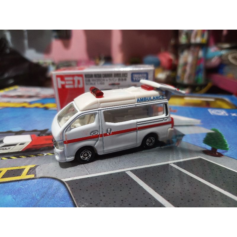 Tomica Dandy 12 – Nissan Caravan Ambulance – 1/43 – Japon – Neuf (boîte Abîmée)