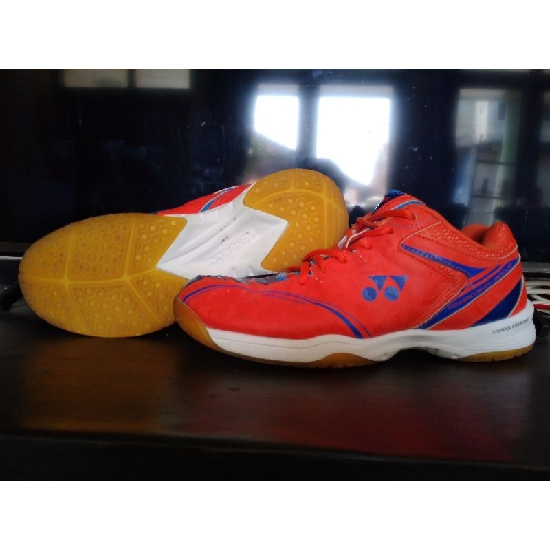 Yonex power clearance cushion 300