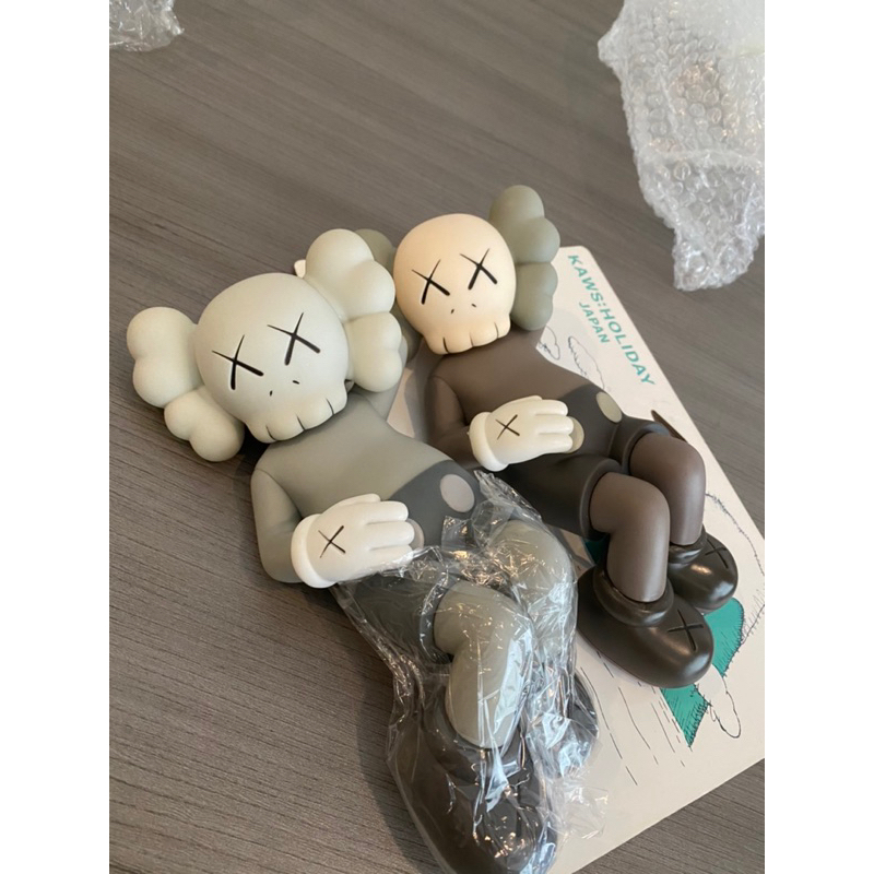 Jual Figure Kaws Holiday : Japan Sleeping Version Brown Grey PVC Bug ...