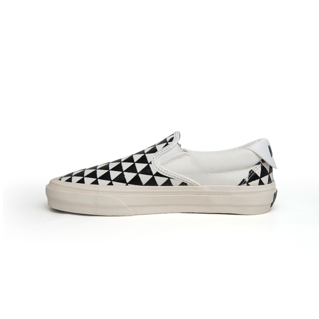 Jual Mavelin Slip On Lucky Triangle Black White - Sepatu Slip On Slop ...