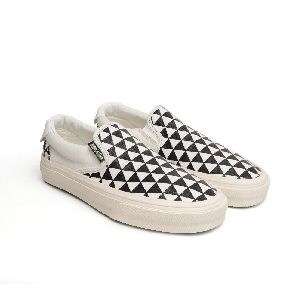 Jual Mavelin Slip On Lucky Triangle Black White - Sepatu Slip On Slop ...