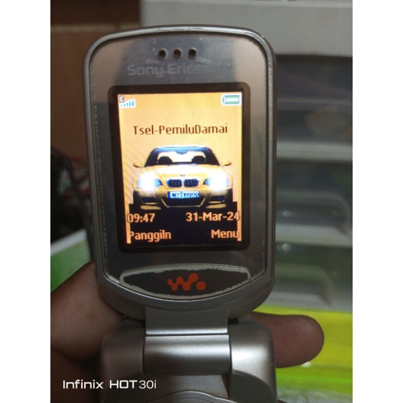 SONY ERICSSON W300i in perlweiss-orange