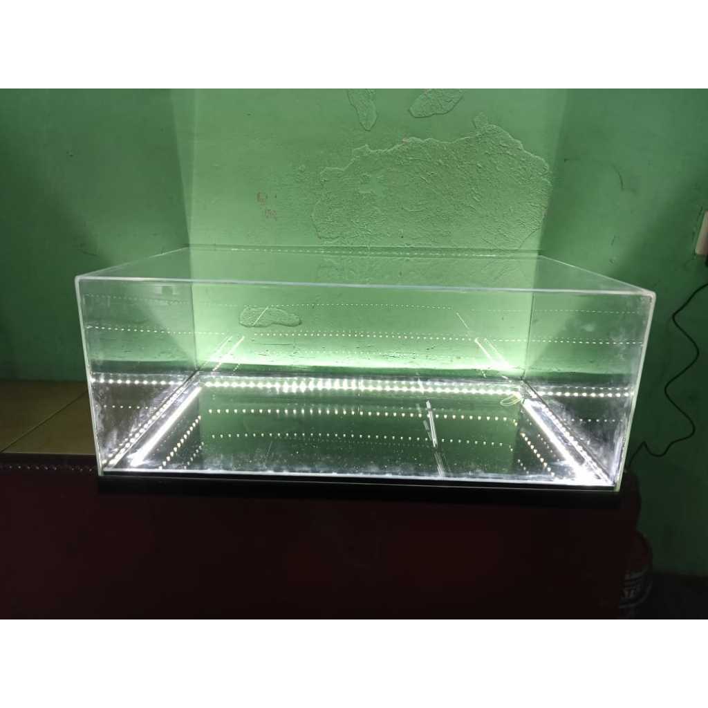 Jual Acrylic display box plus lampu LED PxLxT 35x30x60cm | Shopee Indonesia