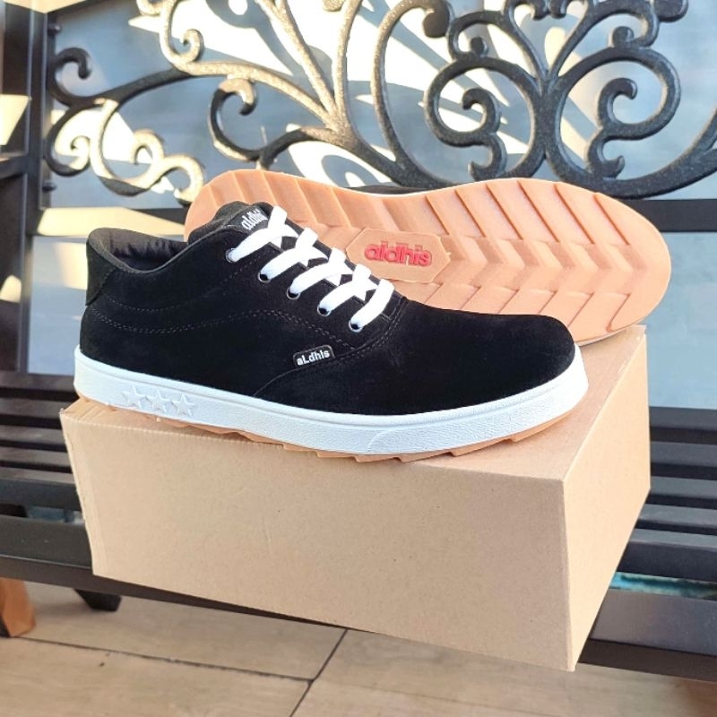 Jual Sepatu Sneakers Pria Hitam Putih Spatu Cowok Original Kece dan