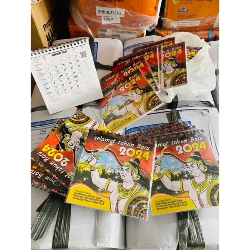 Jual Kalender Bali Meja Duduk Tahun 2024 edisi Bangbang Gede Rawi ...