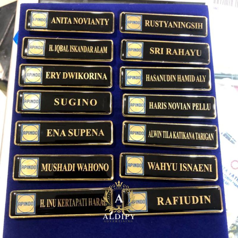 Jual Papan Nama Dada Name Tag Kuningan dilapisi Fiber warna hitam pakai ...