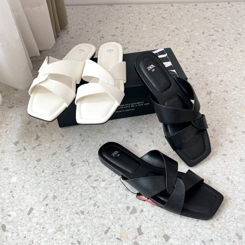 Jual Sandal flat hitam putih zara Shopee Indonesia