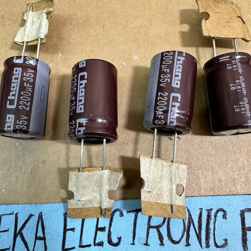 Condensatori Radiali 105°C 2 Condensatori Elettrolitici Da 2200uF 100V Per Riparazioni Elettroniche - 105°C, Alluminio, 22x35mm 102 Vmc - Foto 5