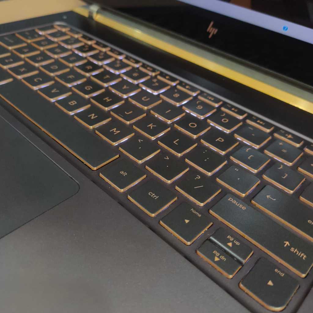 中古美品 HP Spectre NOTBOOK 13-v00TU i7 6500U メモリー8GB SSD512GB Windows10  64bit 13.3型 カメラ 薄型ノートパソコン 中古美品 HP Spectre NOTBOOK 13-v00TU i7 6500U メモリー8GB SSD512GB