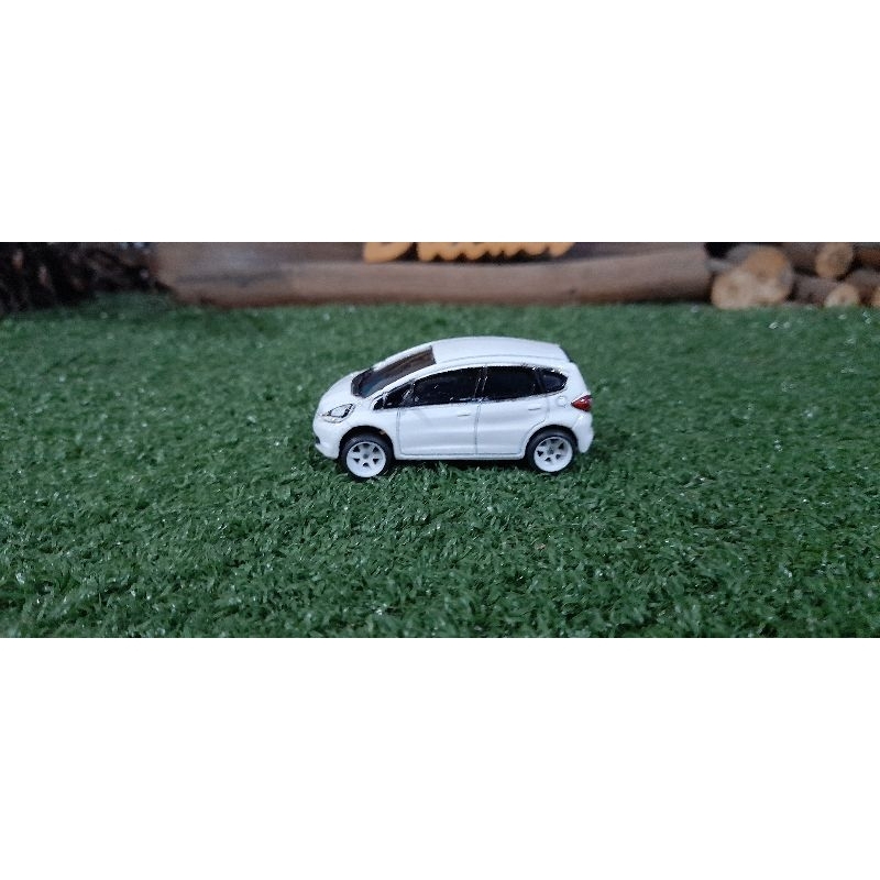 Jual Diecast Miniatur Honda Jazz putih skala 1:64 | Shopee Indonesia