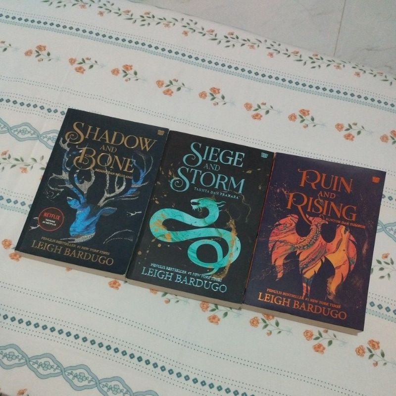 Jual preloved shadow and bone; siege and storm; ruin and rising trilogy ...