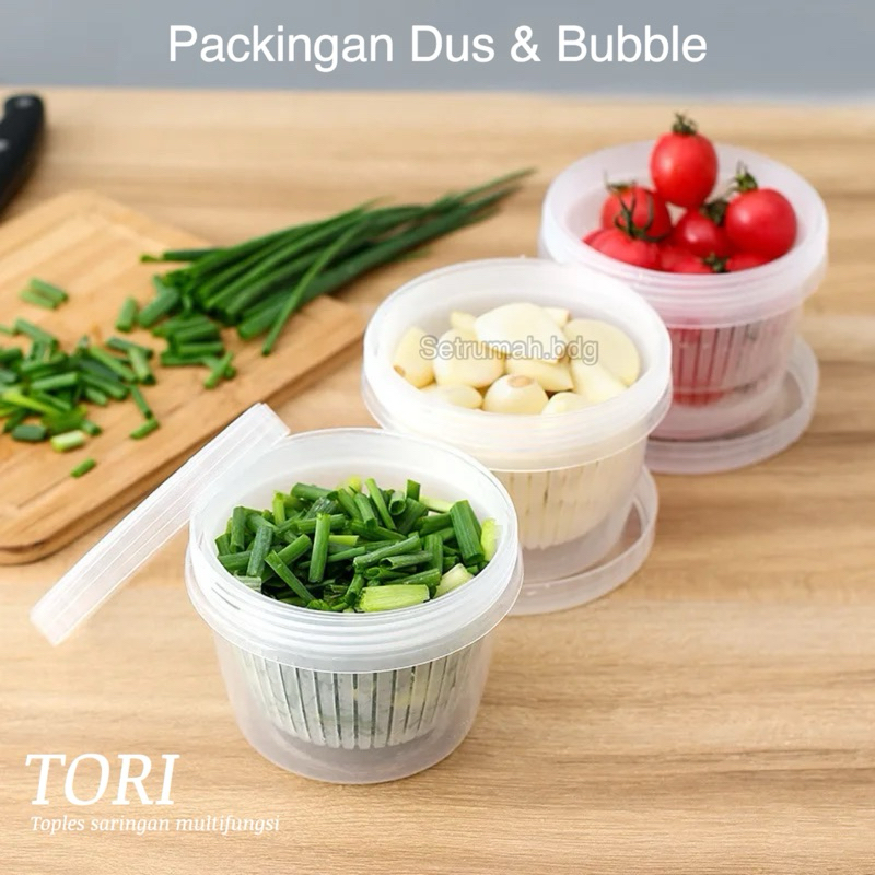 Bawang putih mentah dalam wadah plastik