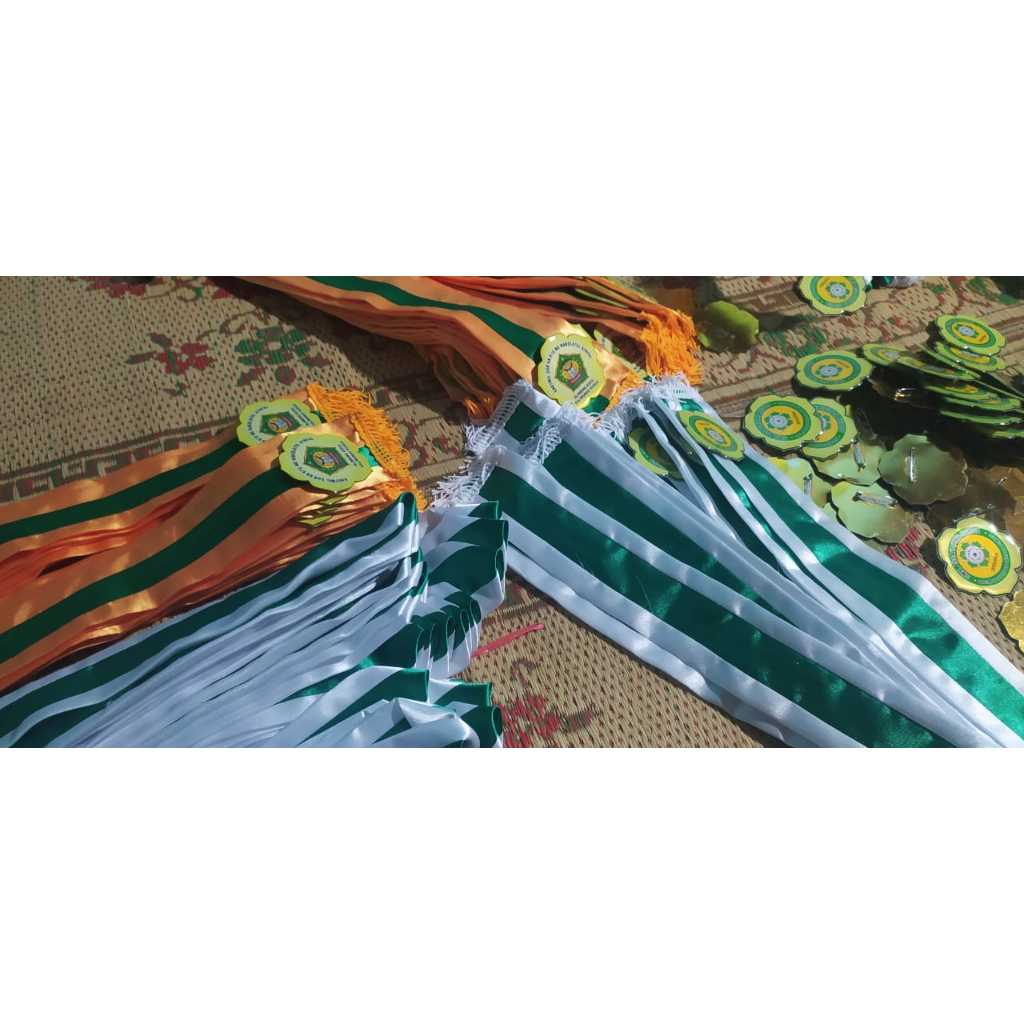 Jual Medali wisuda kelulusan kain satin pakai rumbai | Shopee Indonesia