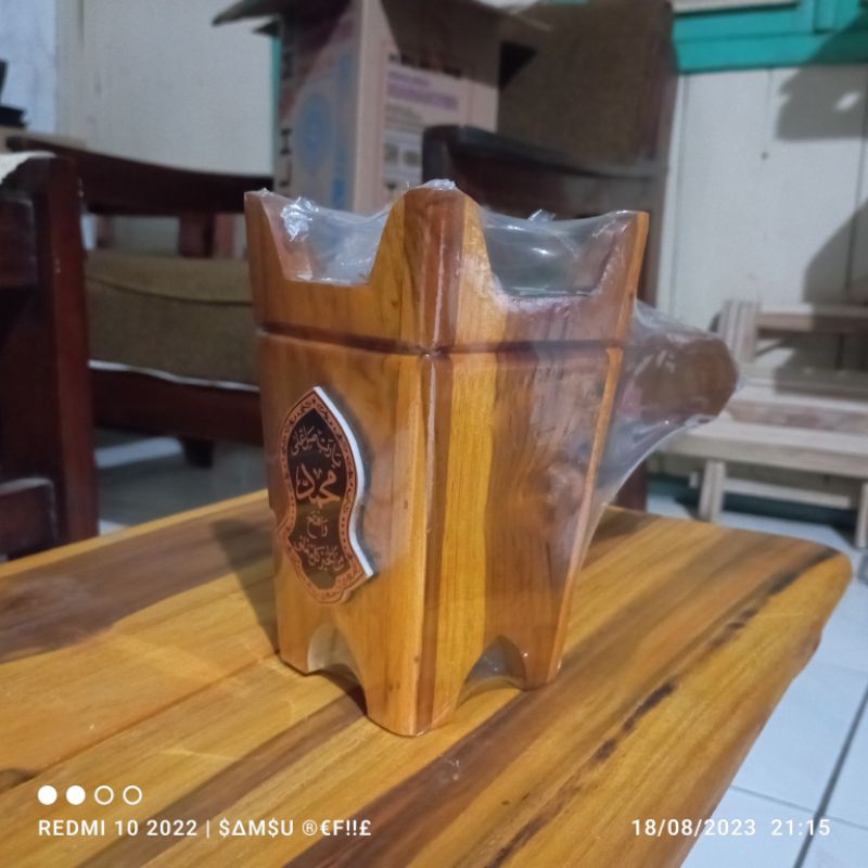 Dupa kemenyan putih dalam wadah kayu