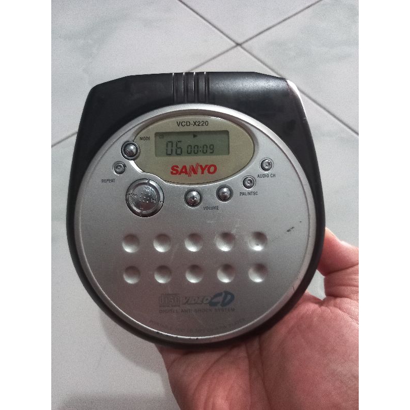 Jual Discman player Sanyo vcd cd mp3 musik music portable antik sony koleksi Shopee Indonesia