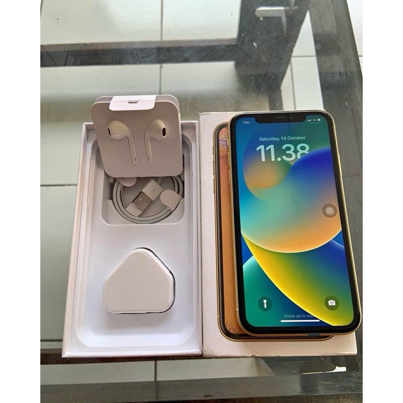 iPhone XR Yellow 64 GB au