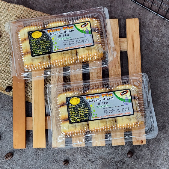Kue Bakpia tradisional dengan isi kacang hijau di atas piring kayu