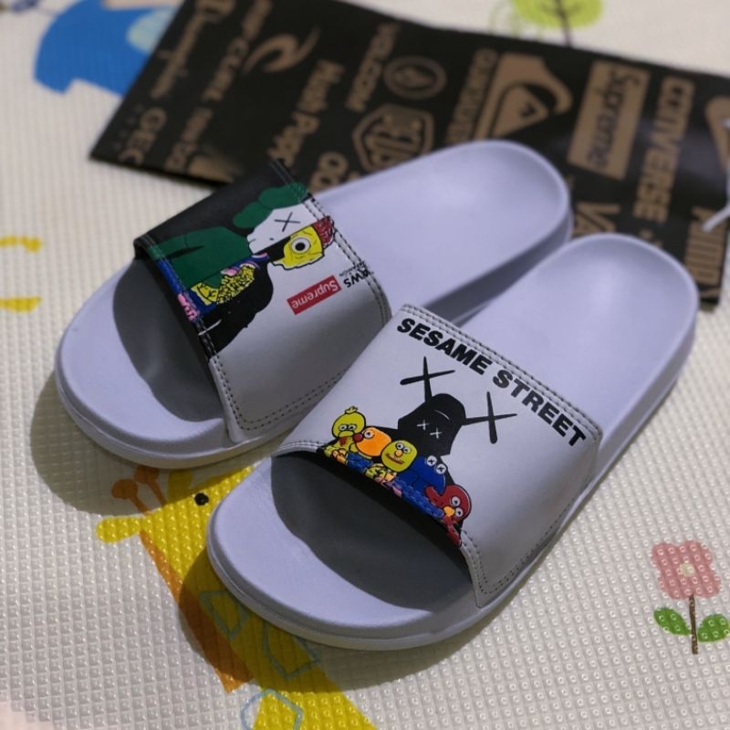 Jual Sendal uniqlo sesame street supreme Unisex Sandal KAWS Uniqlo