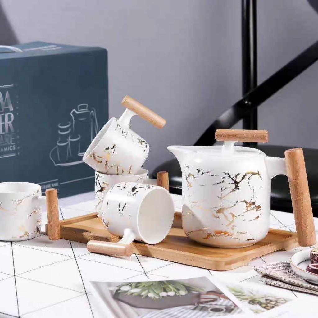 kopi bubuk segar dalam cangkir keramik putih dengan latar belakang meja kayu