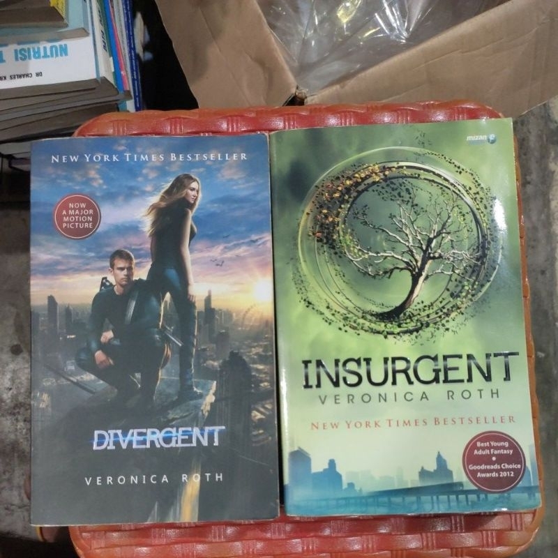 Jual Buku novel VERONICA ROTH DIVERGENT DAN INSURGENT (ORIGINAL ...