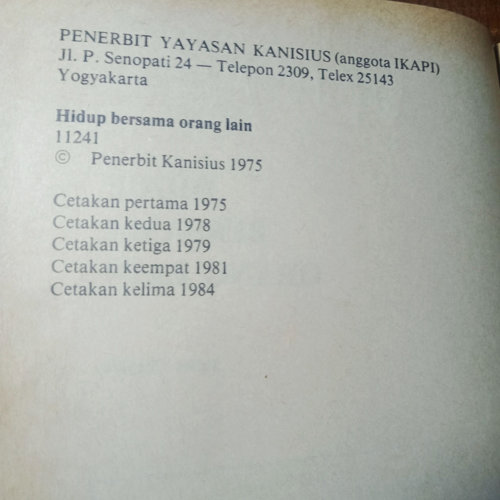 Jual HIDUP BERSAMA ORANG LAIN - Julius Chandra | Shopee Indonesia