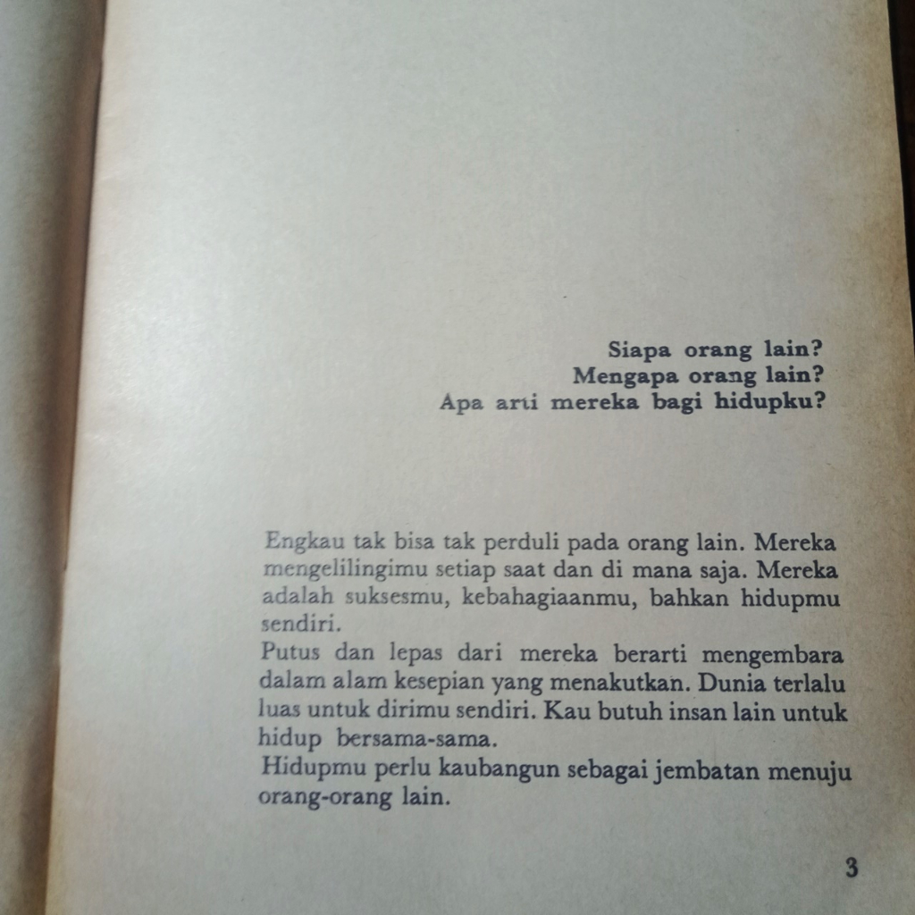 Jual HIDUP BERSAMA ORANG LAIN - Julius Chandra | Shopee Indonesia