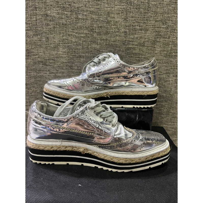 Jual sepatu silver glossy pradong preloved | Shopee Indonesia