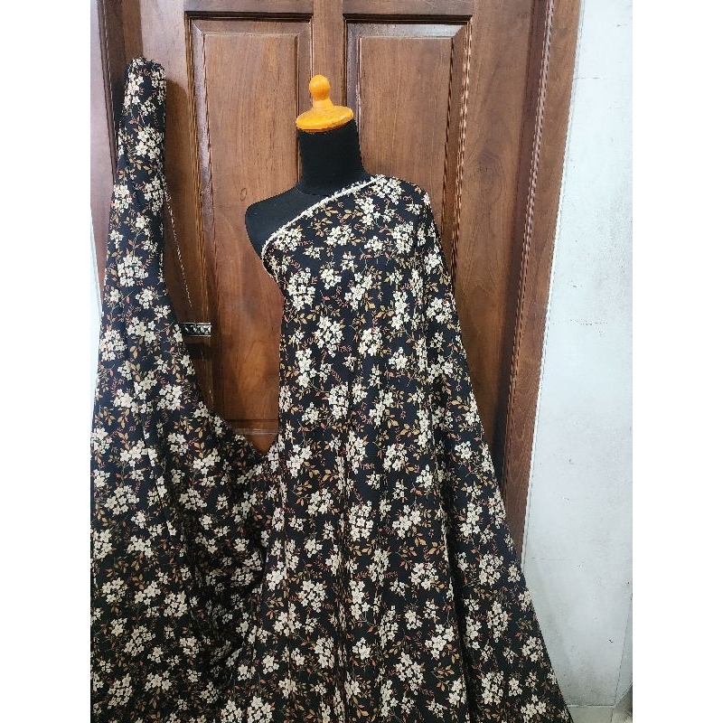 Jual Kain Rayon Viscose Rangkai Bunga Melati Putih Dasar Hitam (2,75m ...