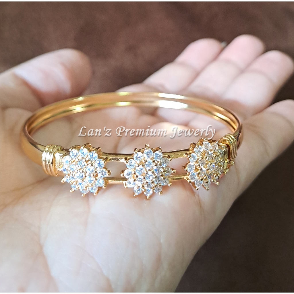 Jual Gelang Bangle Tiga Bunga Kristal Cantik Titanium 22 K (Emas ...