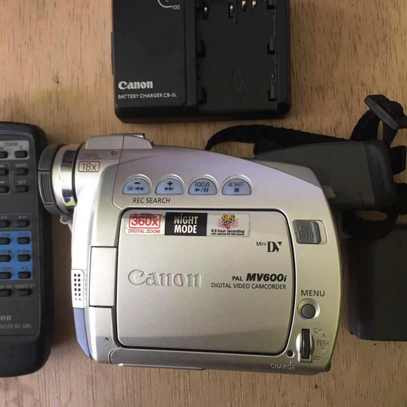 Camescope Canon MV600i MiniDV – Argenté Avec Accessoires Parfait État