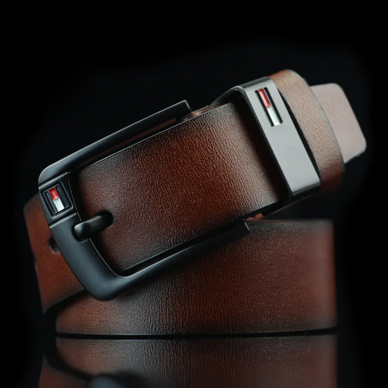 Detail kepala gesper buckle Liu dan tekstur tali sabuk Bitzen