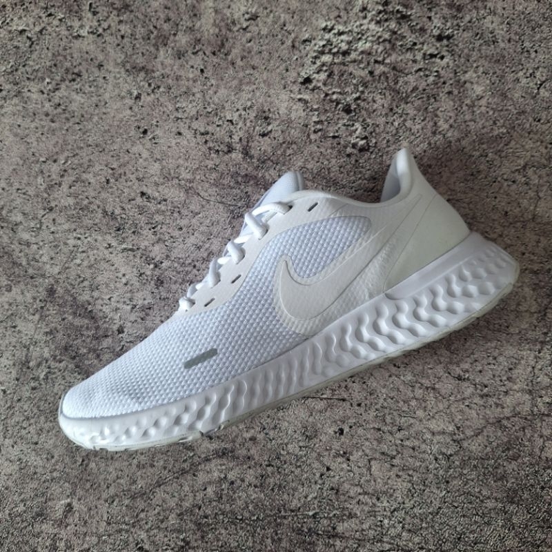 sepatu running nike revolution white