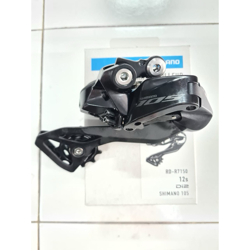 Shimano 105 Pedals Shimano 105 R7150 Di2 12-Speed Rear Derailleur