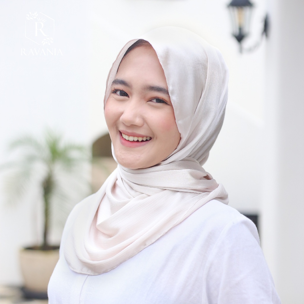 Jual RAVANIA - Ayra Pasmina Cradenza Silk Hijab - Broken White | Shopee ...