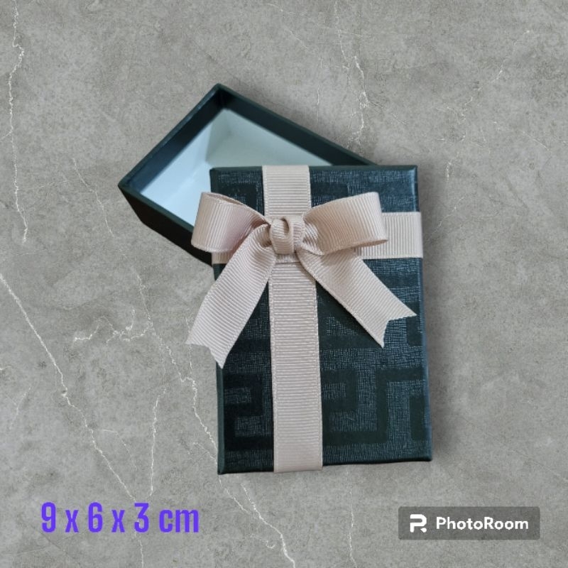 Emas perhiasan 24 karat dalam kotak kemasan berwarna putih