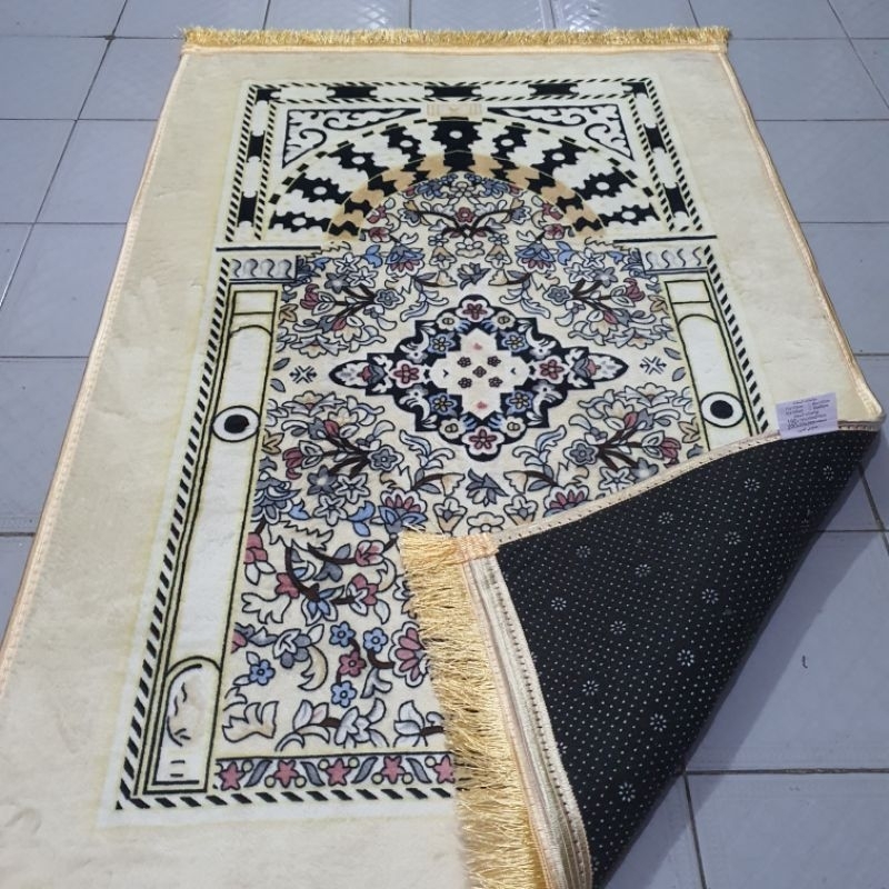 sajadah super empuk ukuran besar warna dasar krem