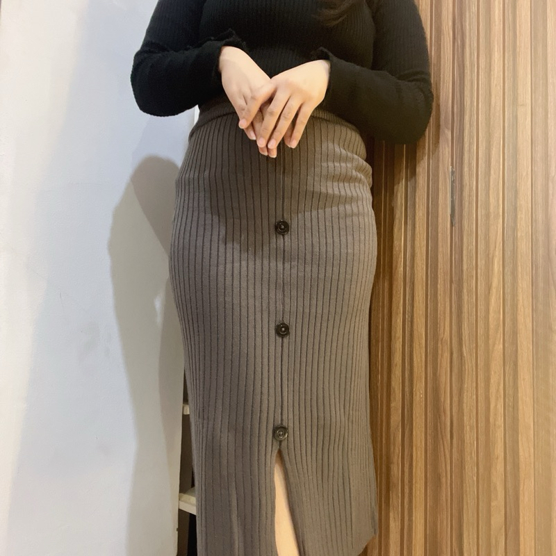 Jual Rok Span Rajut Kancing Button Depan Variasi Dan Belahan Depan Rok ...