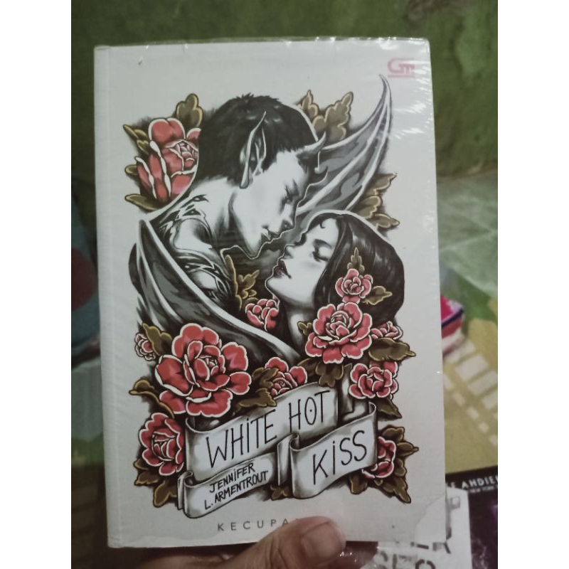Jual NOVEL JENNIFER L. ARMENTROUT WHITE HOT KISS (KECUPANMU) Shopee