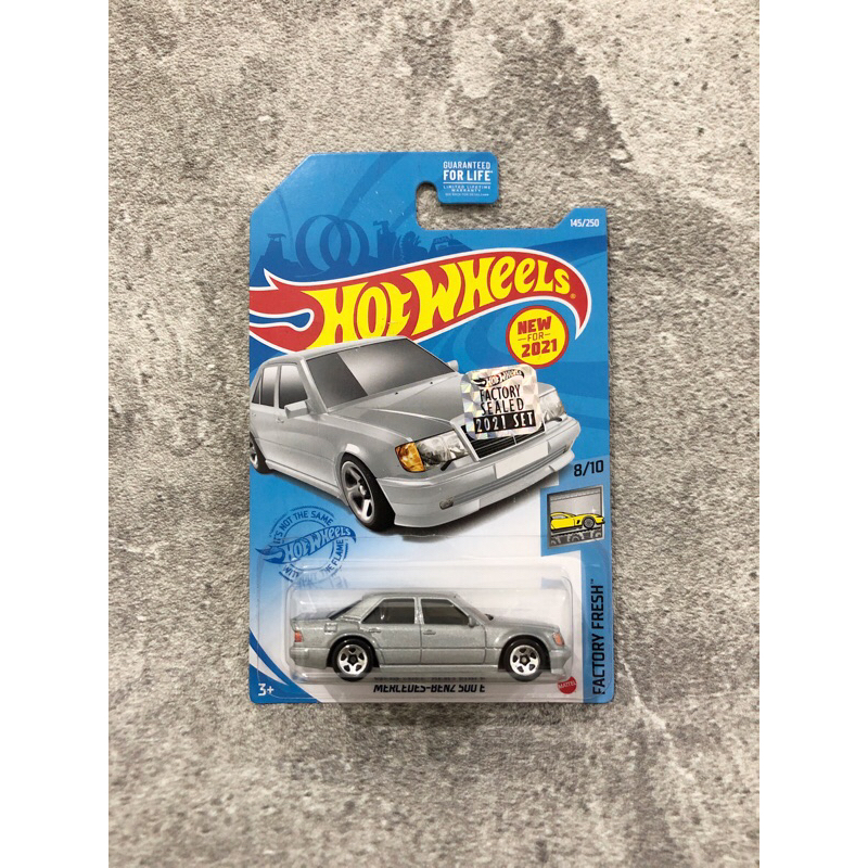 Hot Wheels Mercedes-Benz 500 E - Silber, 1:64 Modellauto, Factory Fresh Serie