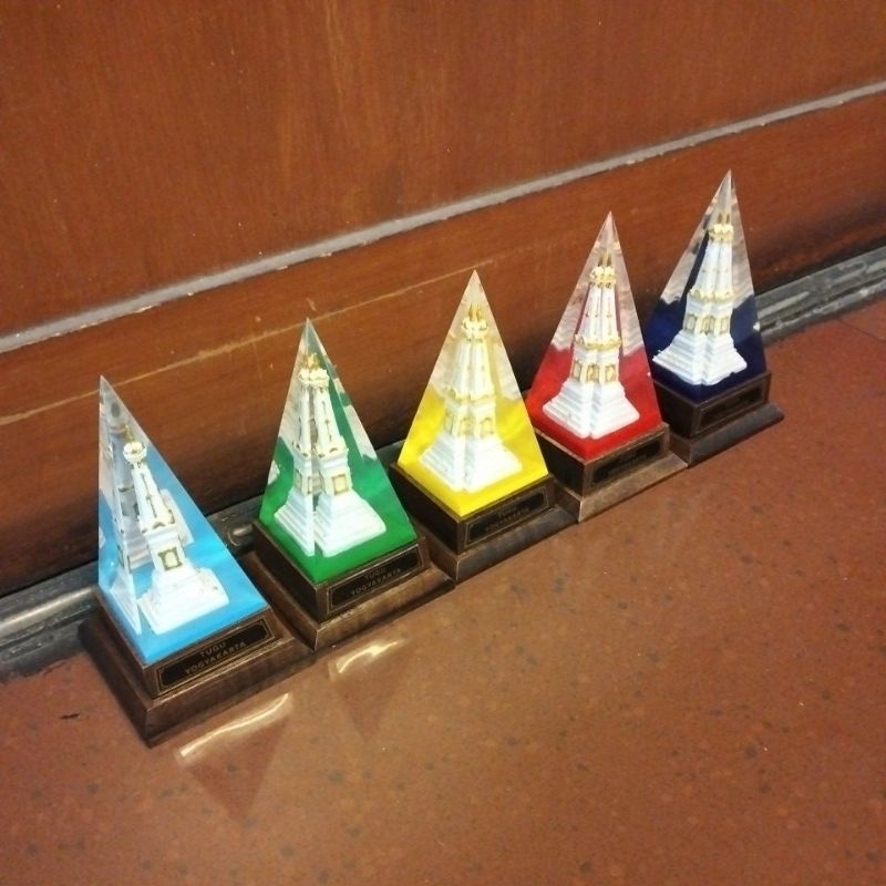 Jual Miniatur Limas Piramid Tugu Jogja Souvenir Jogja Shopee Indonesia