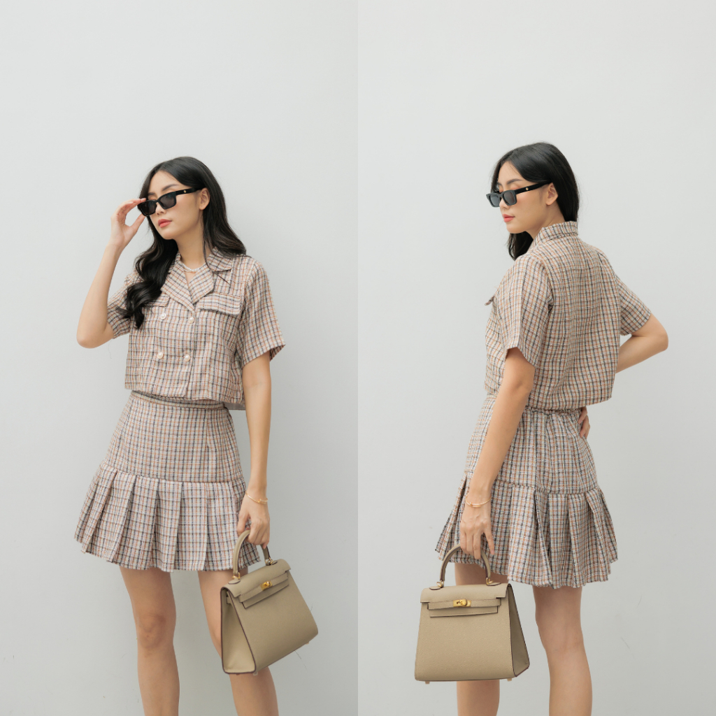 CAROL TWEED SET IN BLACK AND WHITE